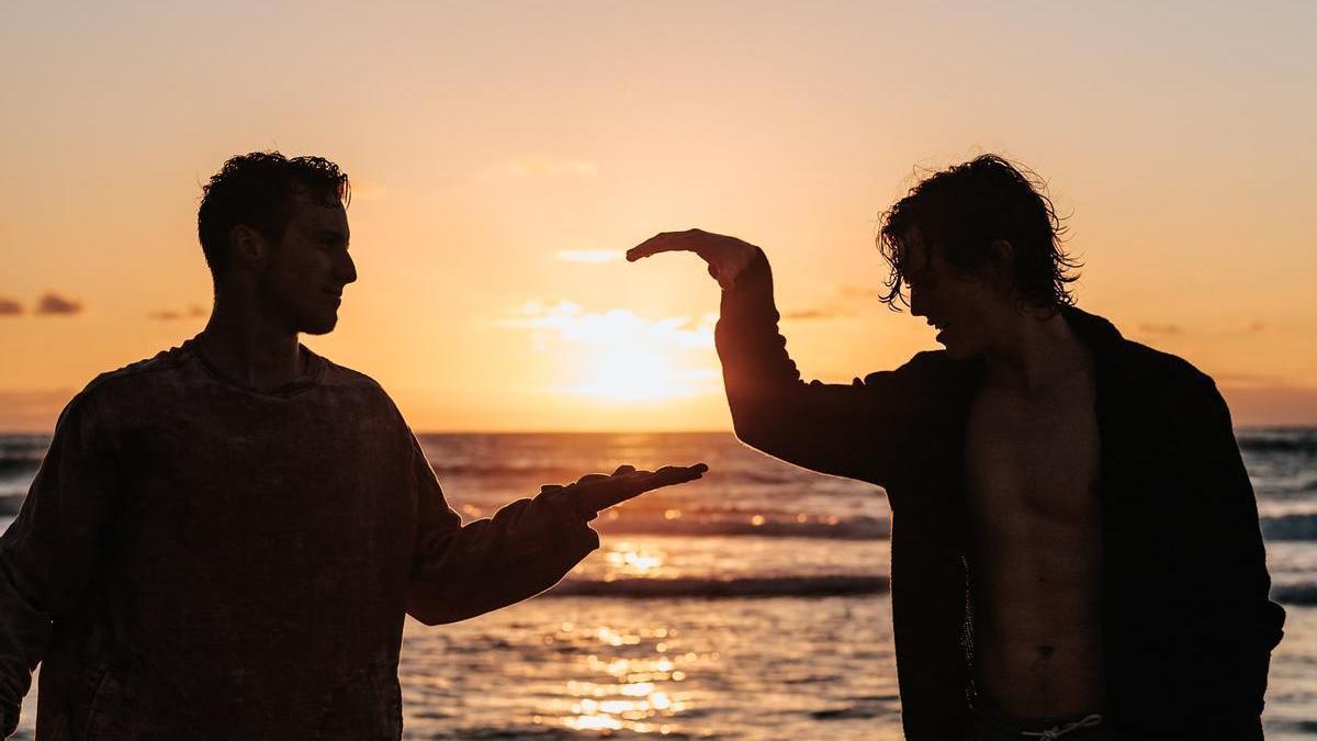 Dos amigos en la playa