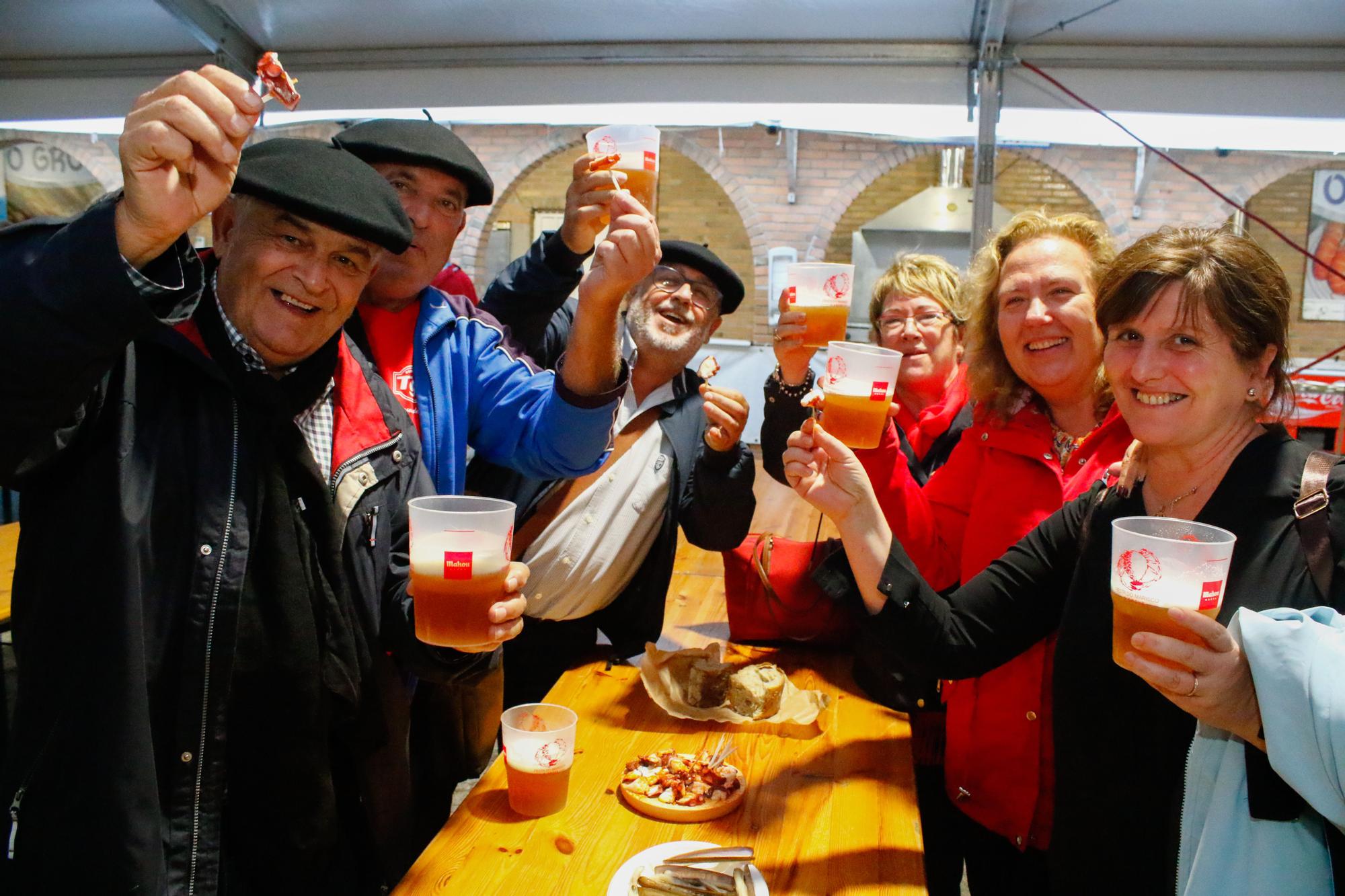 Un grupo de amigos brinda por la fiesta con pulpo y cerveza