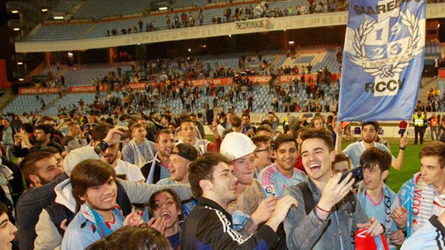 Los aficionados, junto a Guidetti, en el césped de Balaídos // JOSÉ LORES