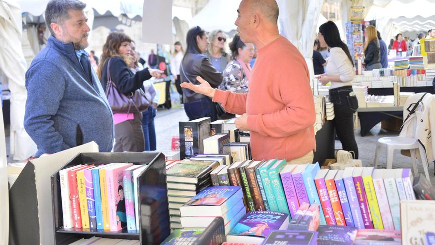 Las librerías de Elche sacan músculo junto a Santa María para competir con internet