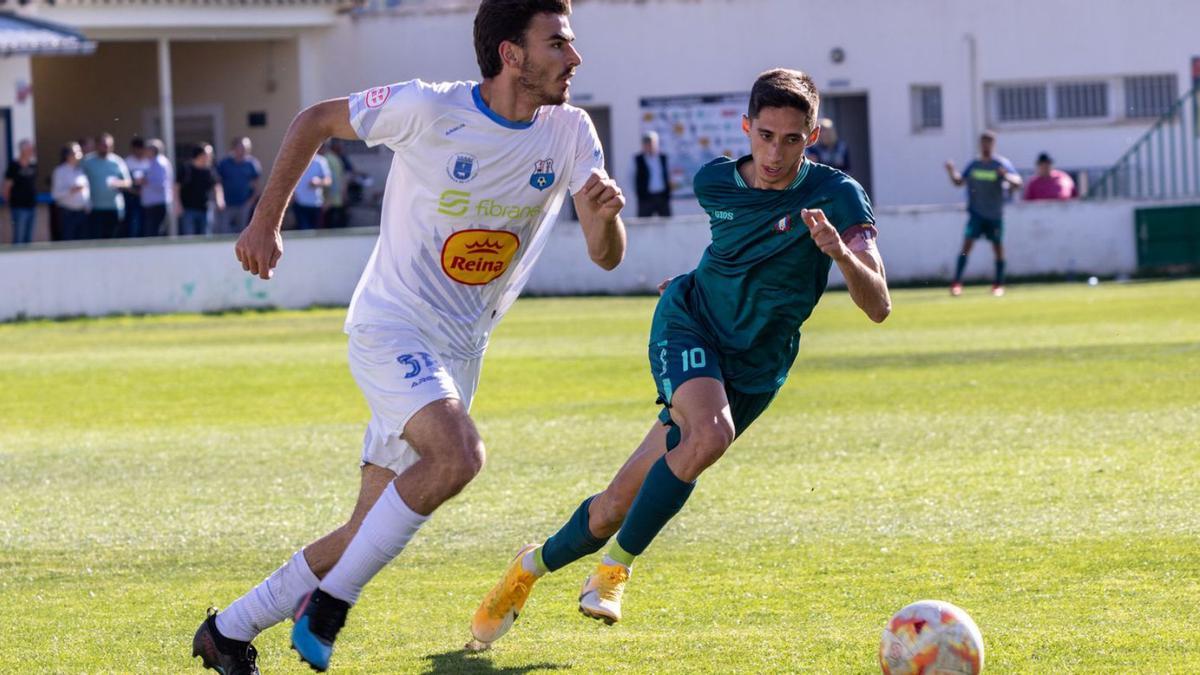 Sergio Fernández conduce el balón ante la presión de Albert. | ENRIQUE SOLER