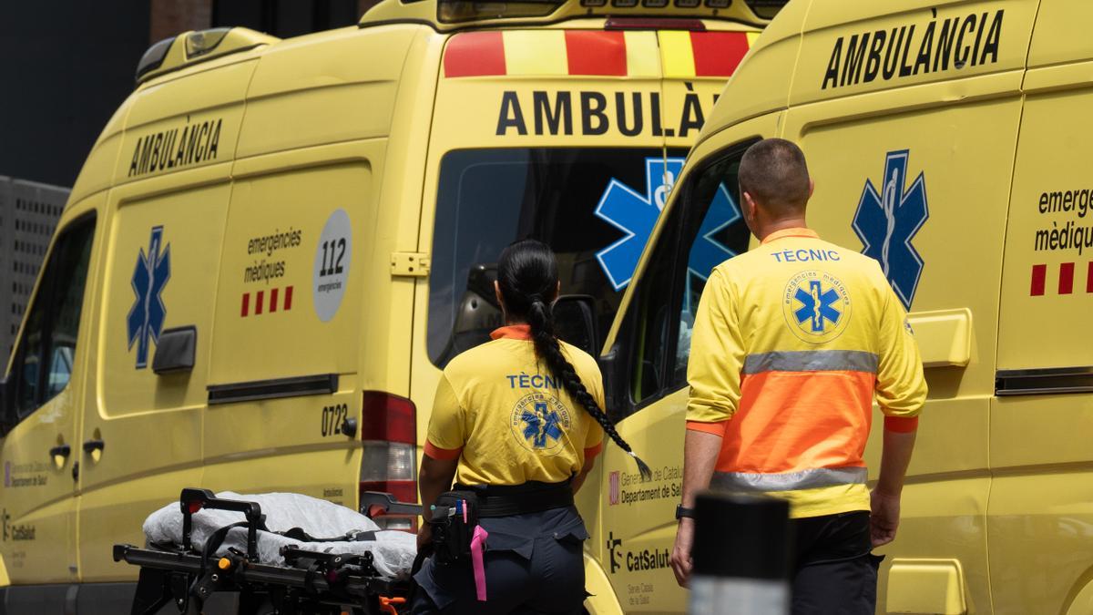 Unos sanitarios trabajan en una ambulancia.