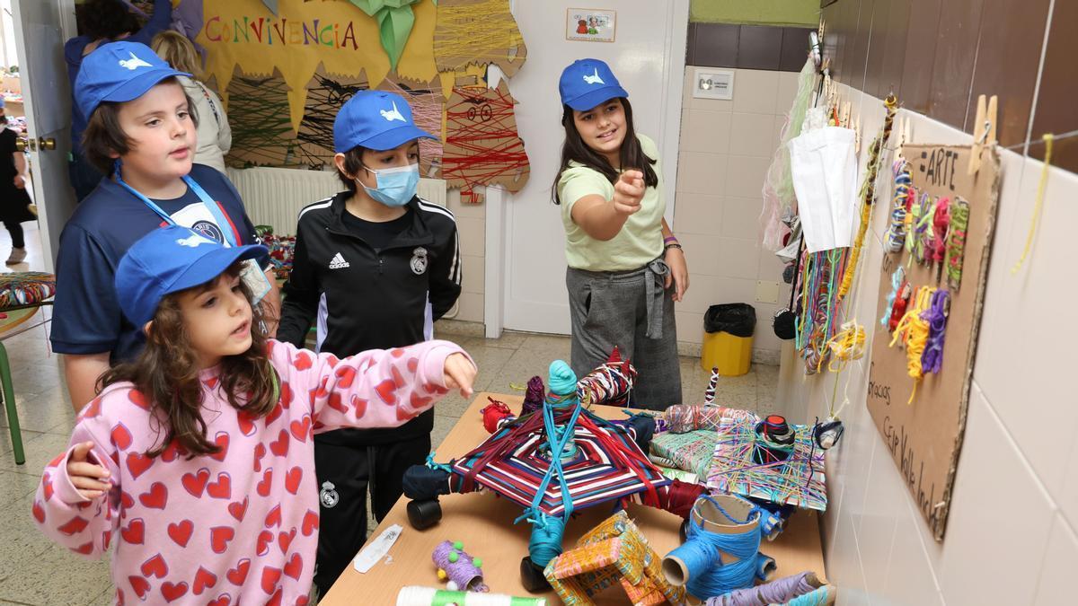 Alumnado del CEIP Valle-Inclán, con las esculturas que lograron reunir en su reto anual solidario.