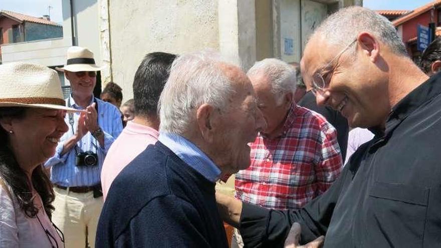 &quot;Machi&quot; recibe emocionado el homenaje del barrio Bustillo llanisco