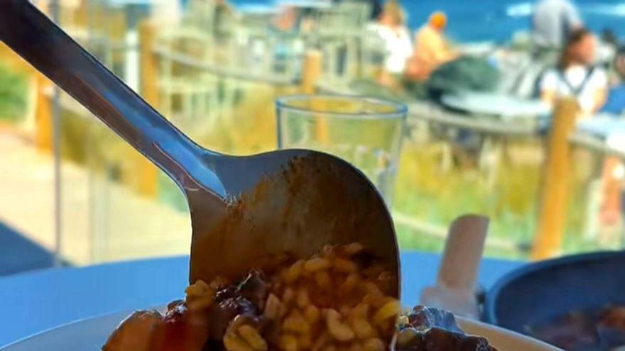 La terraza frente a Barrañán con una de las mejores vistas de Galicia: a 20 minutos de A Coruña y con un arroz "espectacular"
