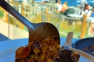 La terraza frente a Barrañán con una de las mejores vistas de Galicia: a 20 minutos de A Coruña y con un arroz "espectacular"