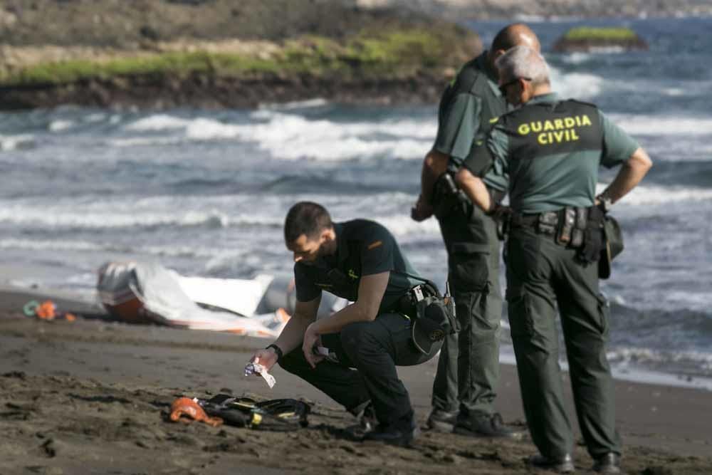 Hallan en la playa de Los Palos una zodiac