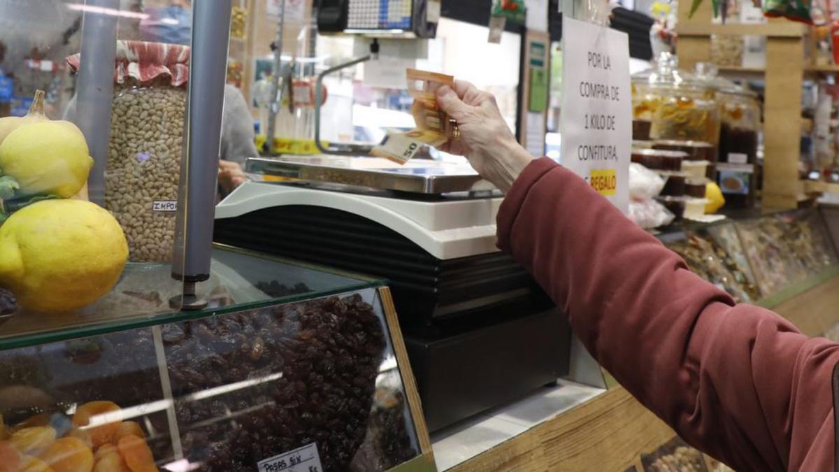 Auch auf dem Markt in Pere Garau: Alles ist teurer geworden.  | FOTO: CLARA MARGAIS/DPA