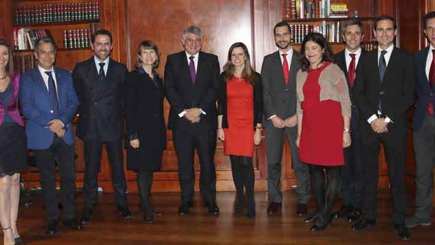 Representantes de General Motors España junto a los directivos de Editorial Prensa Ibérica y del Grupo Godó-La Vanguardia, en el cierre de la votación del Premio Coche del Año de los Lectores.