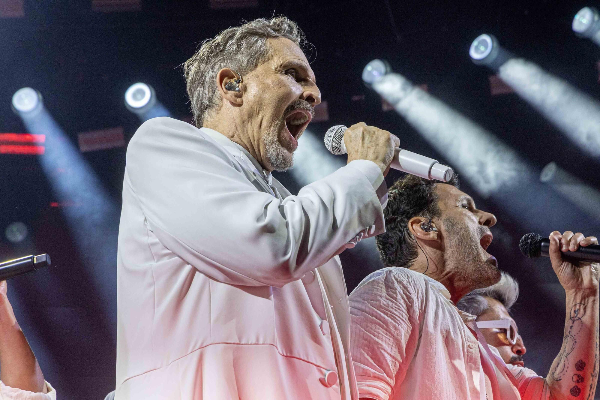 Miguel Bosé enamora al público de Alicante en la Plaza de Toros