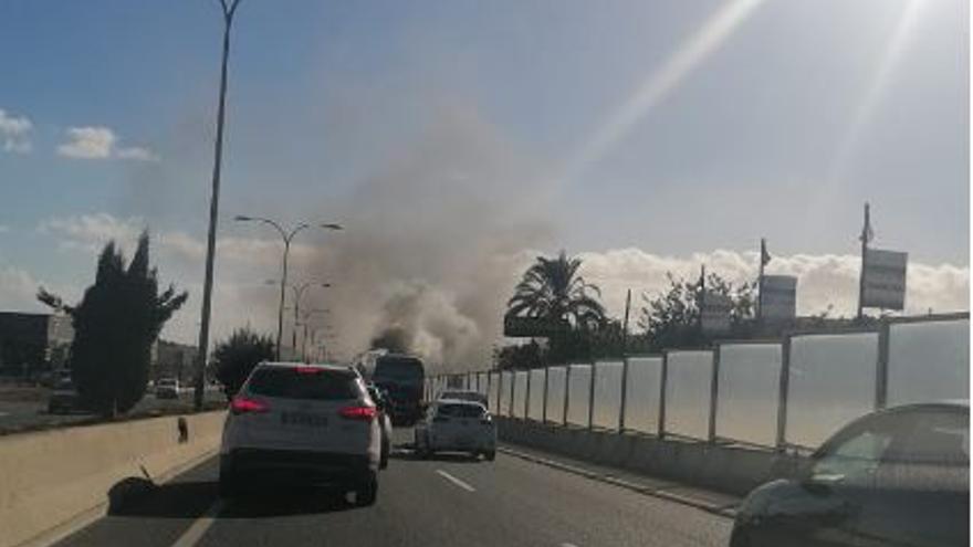 VÍDEO | Arde un autobús de línea en la carretera de Sant Antoni