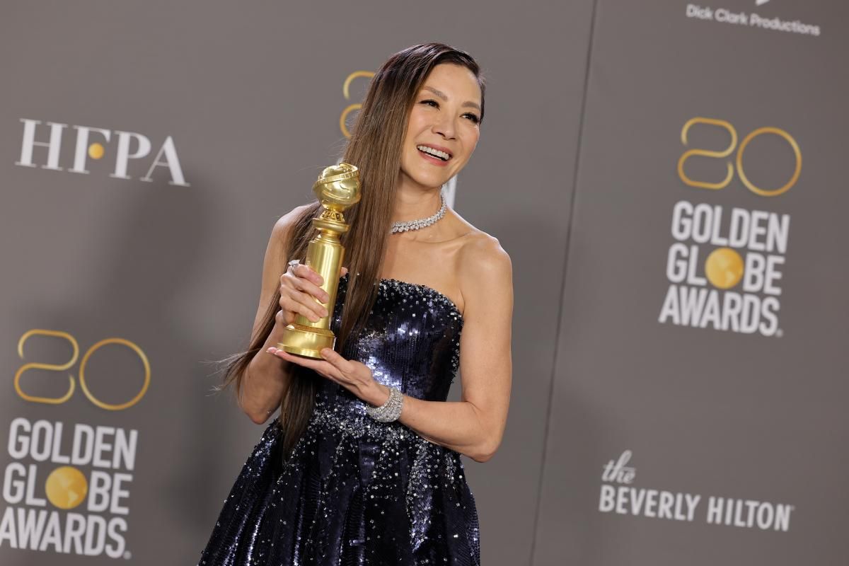 Michelle Yeoh, ganadora en los Globos de Oro 2023 del premio a Mejor actriz en musical o comedia por 'Todo a la vez en todas partes'