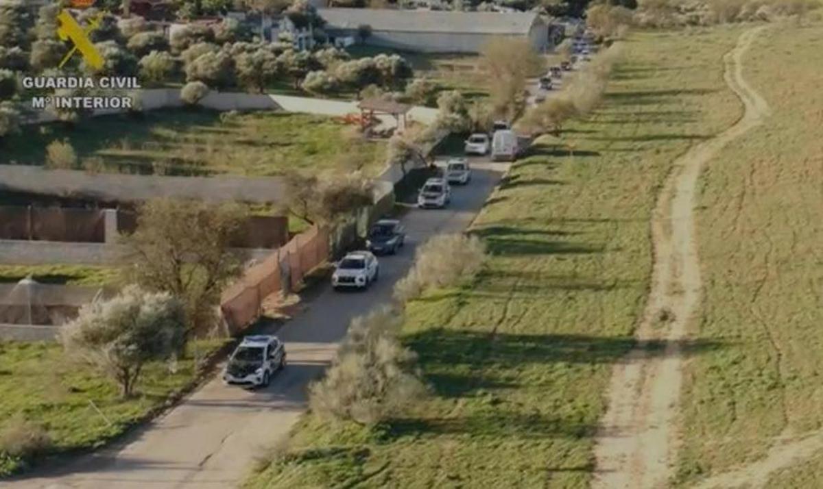Coches de la Guardia Civil durante una actuación contra las viviendas ilegales en Madrid.