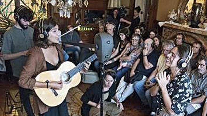 El Marala Trio va cantar a cau d&#039;orella gràcies a un micròfon especial