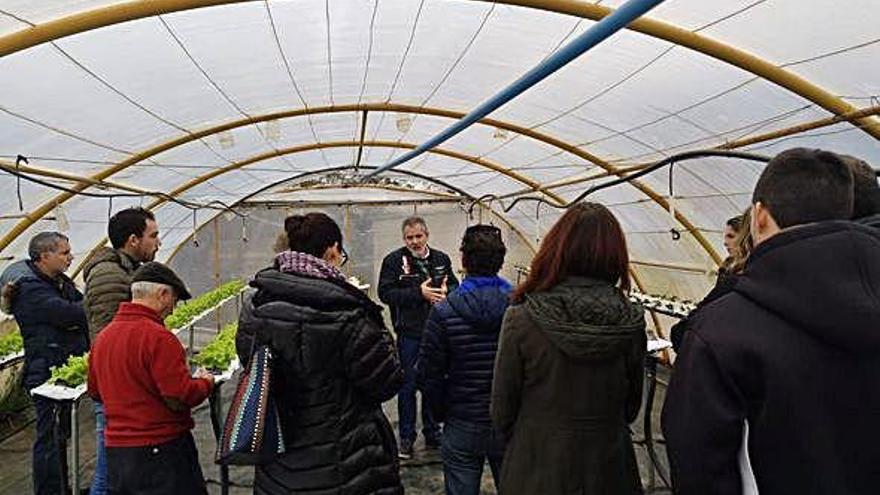 Valentín Sesma, con productores en los invernaderos de la carretera de Almaraz.