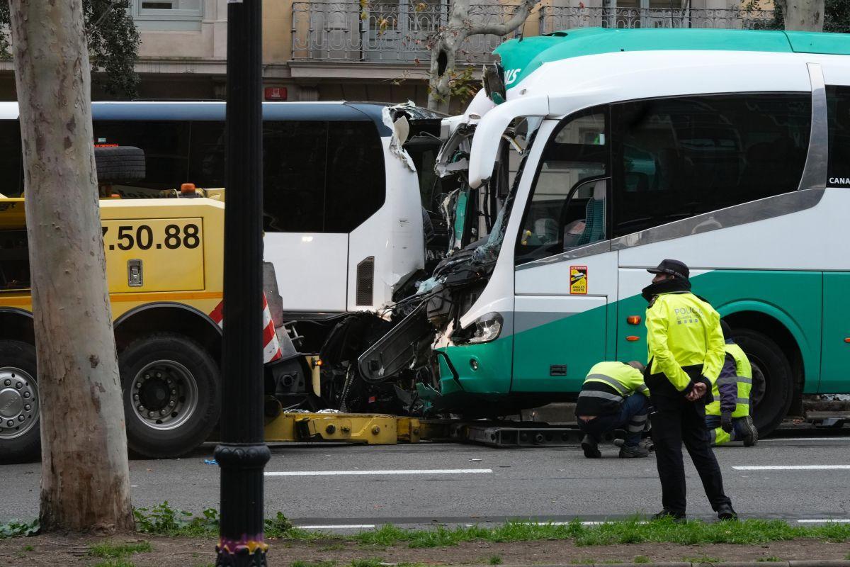 Choque de dos autocares en la Diagonal con una treintena de heridos
