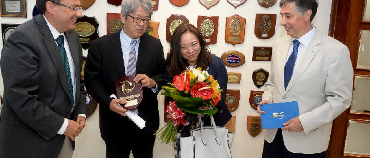 Masashi Mizukami y su esposa, Eriko Mizukami, junto a Luis Ibarra (izq.) y Juan Francisco Martín (dcha.), ayer en la Autoridad Portuaria.