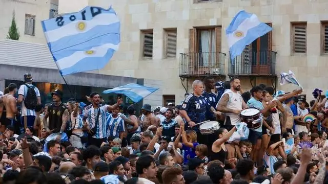 El centro de Alicante, lleno de hinchas argentinos para ver la semifinal del Mundial frente a Inglaterra