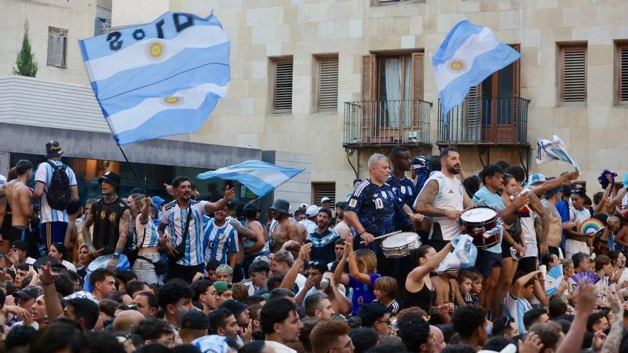 El centro de Alicante, lleno de hinchas argentinos para ver la semifinal del Mundial frente a Inglaterra