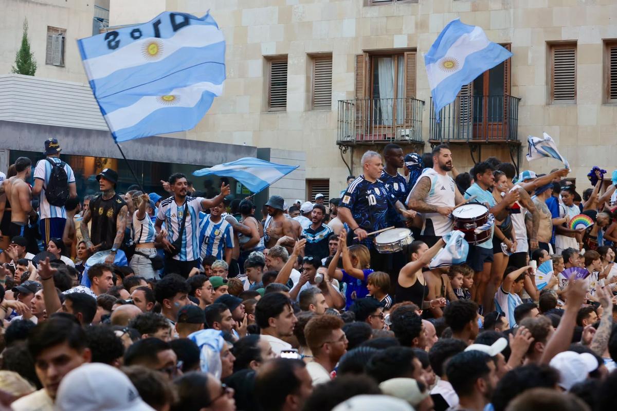 El centro de Alicante, lleno de hinchas argentinos para ver la semifinal del Mundial frente a Inglaterra