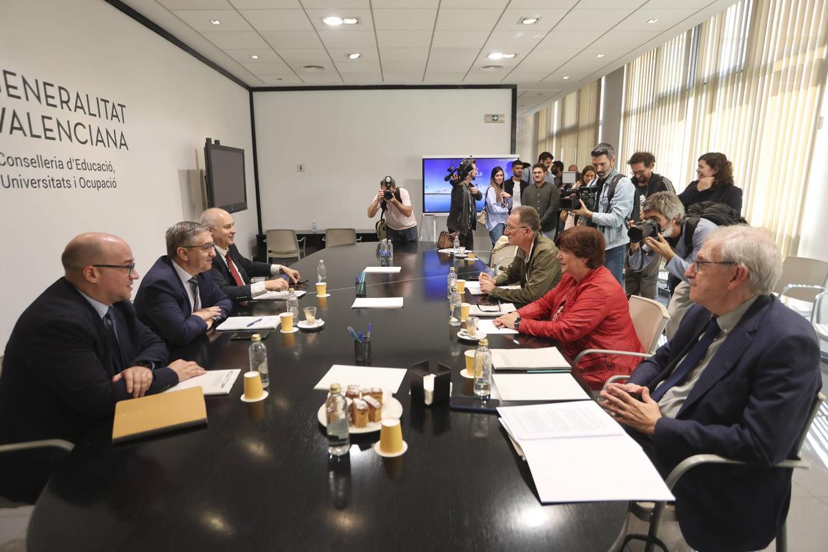 Reunión entre lo equipos de la Conselleria de Educación y de la AVL el pasado mes de octubre.