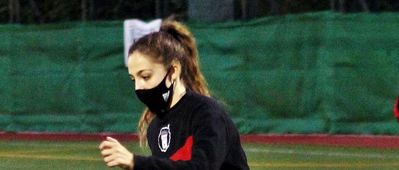 Una futbolista del Unión Viera conduce el balón con mascarilla. | | UNIÓN VIERA