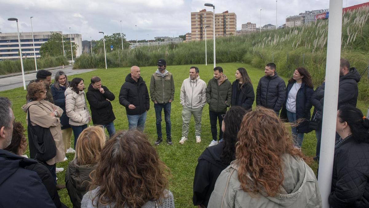 Cooperativistas de alquiler social en sus parcelas de Xuxán.