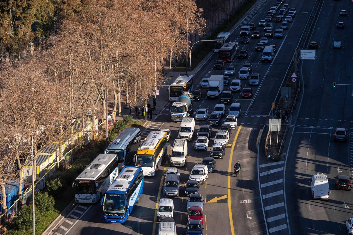 Barcelona reordenará los buses interurbanos de Fabra i Puig y la Sagrera por la crisis de Rodalies y el precio de la gasolina