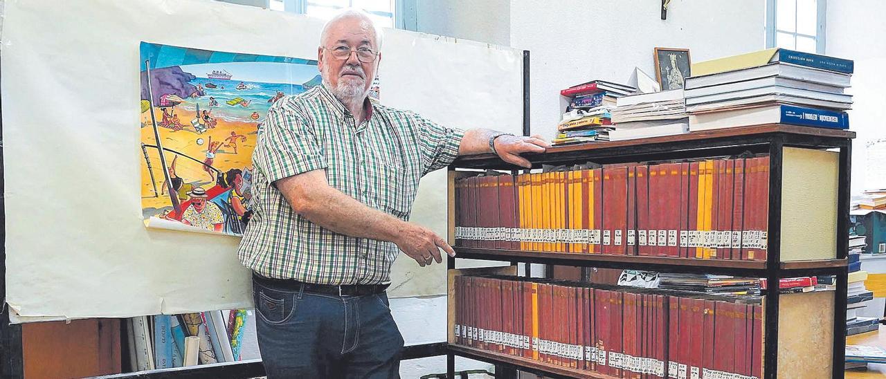 El profesor Miguel Ángel Delgado muestra la biblioteca con los libros escritos por sus alumnos.