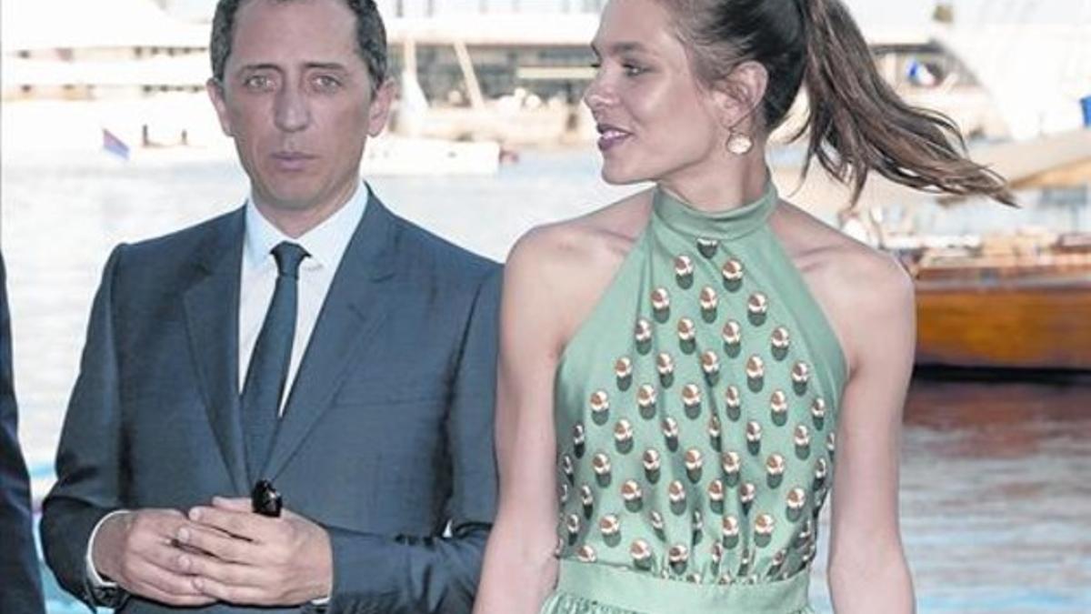 Carlota Casraghi y Gad Elmaleh posan durante la inauguración del Yacht Club de Mónaco, en junio del 2014.