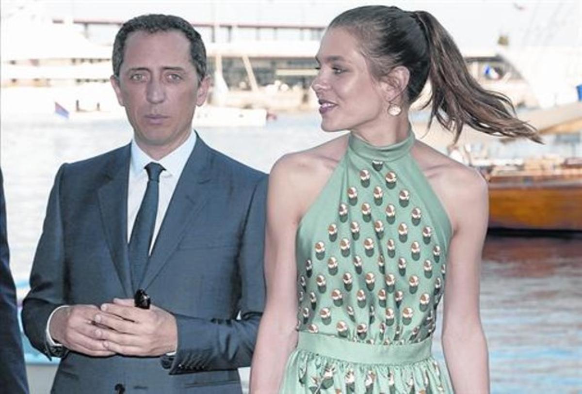 Carlota Casiraghi i Gad Elmaleh posen durant la inauguració del Yacht Club de Mònaco, el juny del 2014.