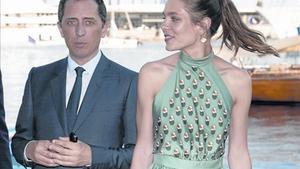 Carlota Casiraghi i Gad Elmaleh posen durant la inauguració del Yacht Club de Mònaco, el juny del 2014.