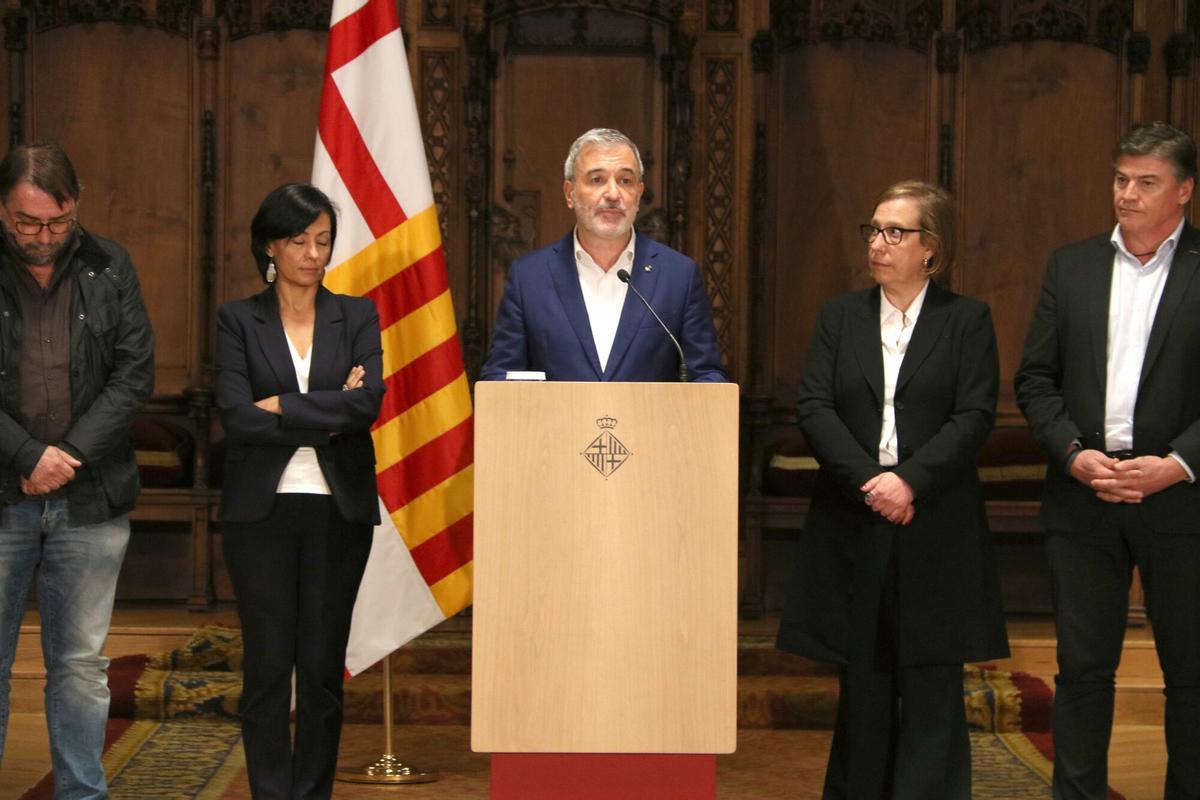 El alcalde Jaume Collboni, anunciando las medidas en el Saló de Cent del Ayuntamiento de Barcelona