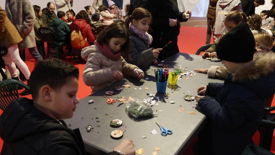 Adornos navideños con troncos de adviento en Las Meanas | MIKI LÓPEZ