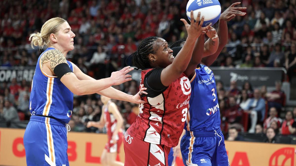 Shante Evans realiza un tiro ante la defensa de Perfumerías Avenida durante el encuentro de Copa de la Reina
