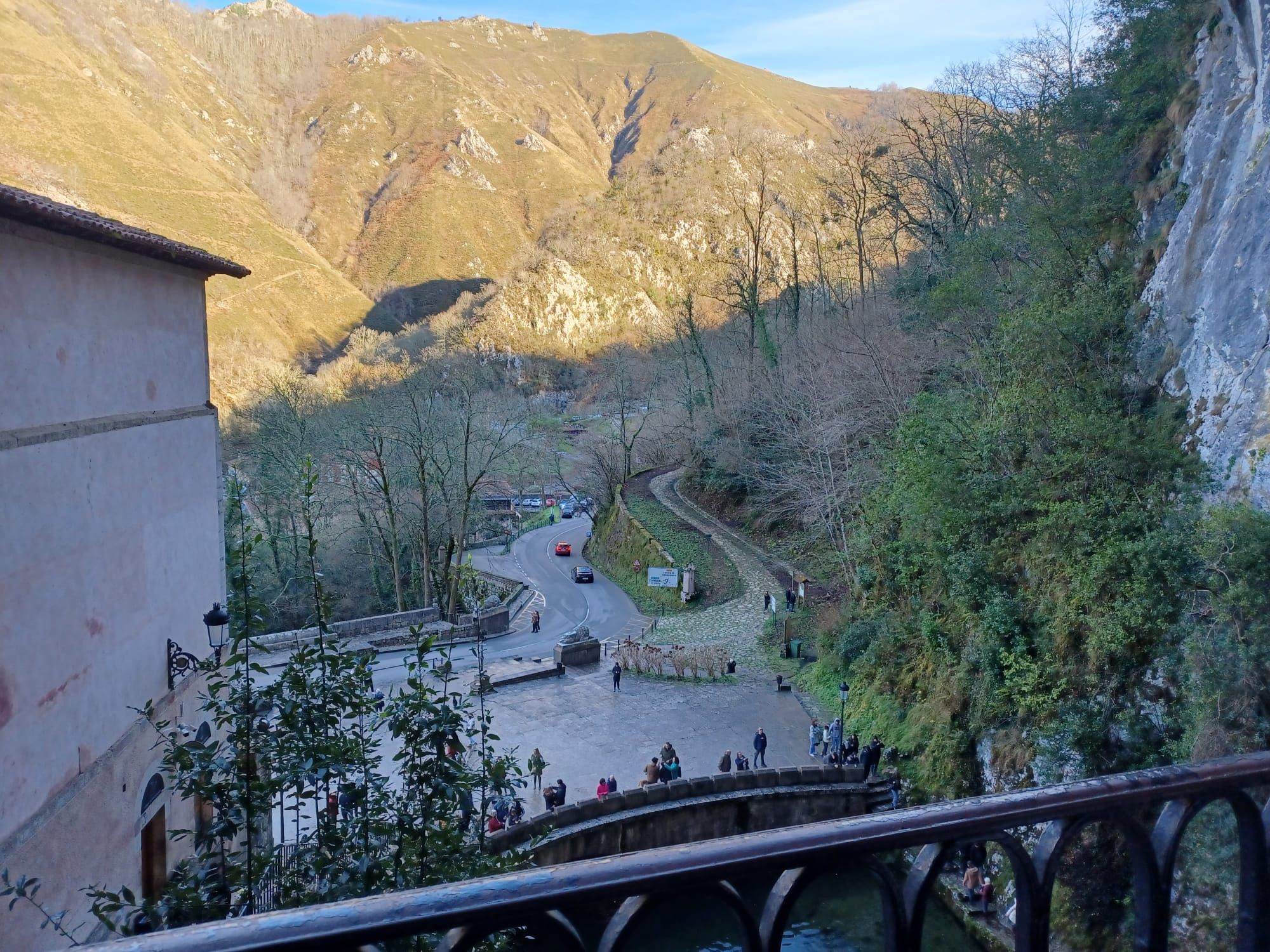 Leones de Papa, jardines de Príncipe y camposanto secreto, las mil y una curiosidades de Covadonga