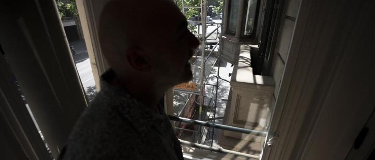 Fratini, junto a la ventana de su piso en la calle de Urgell, afectado por el ruido provocado por un obrador de pan.