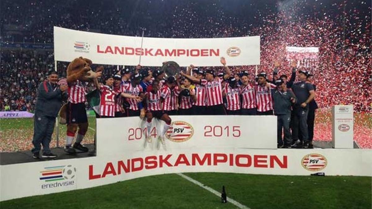 La plantilla del PSV, celebrando el título
