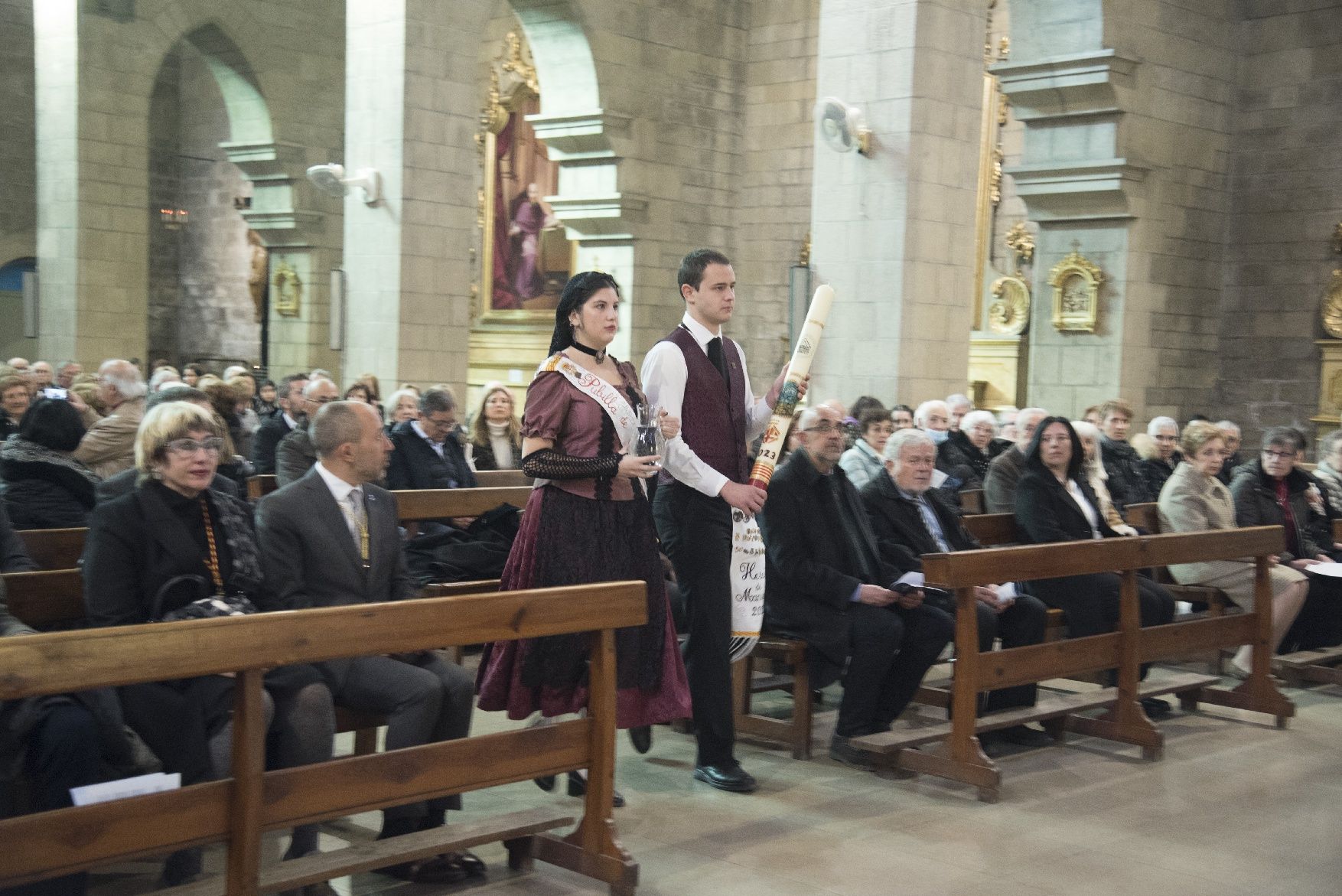 El bisbe defensa els oficis tradicionals a la missa de la Llum que ha omplert el Carme