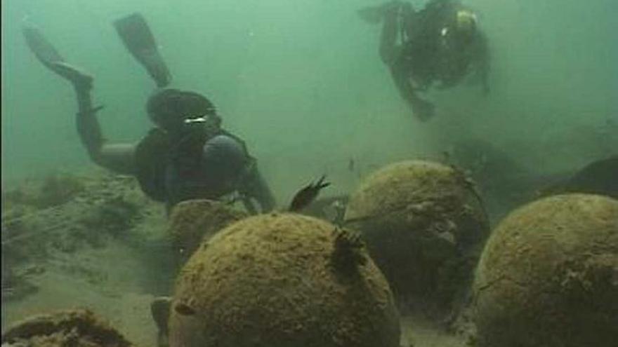 Dos buceadores, durante la extracción de algunas de las ánforas que iban en el interior de El Guanche