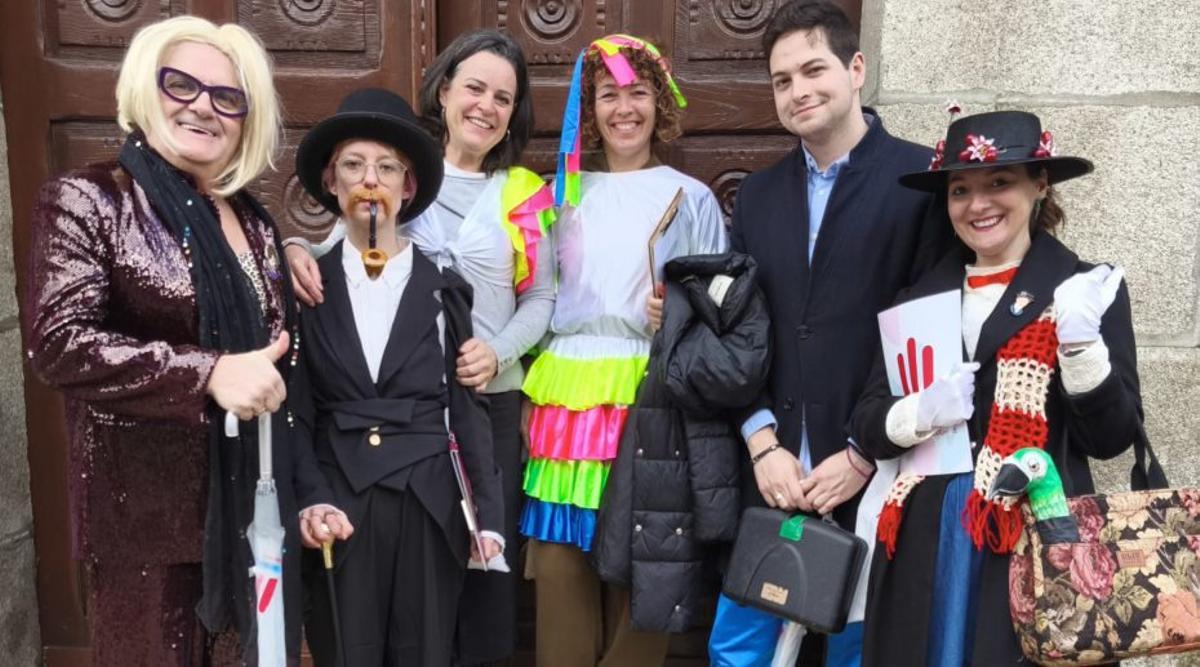 Juan de Arcade y los miembros del jurado del Entroido, ayer. | FDV