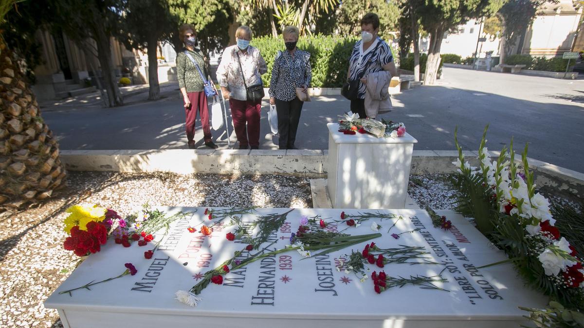 Tumba del poeta Miguel Hernández llena de flores tras conmemorarse el 110 aniversario de su nacimiento