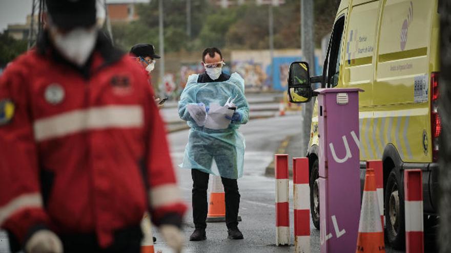 Una ambulancia en la zona de recogida de muestras para las pruebas.