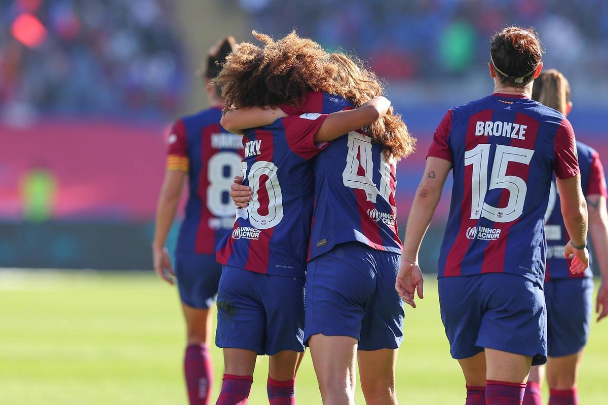 Vicky López y Lucía Corrales celebran el gol de la madrileña en el Clásico en Montjuïc