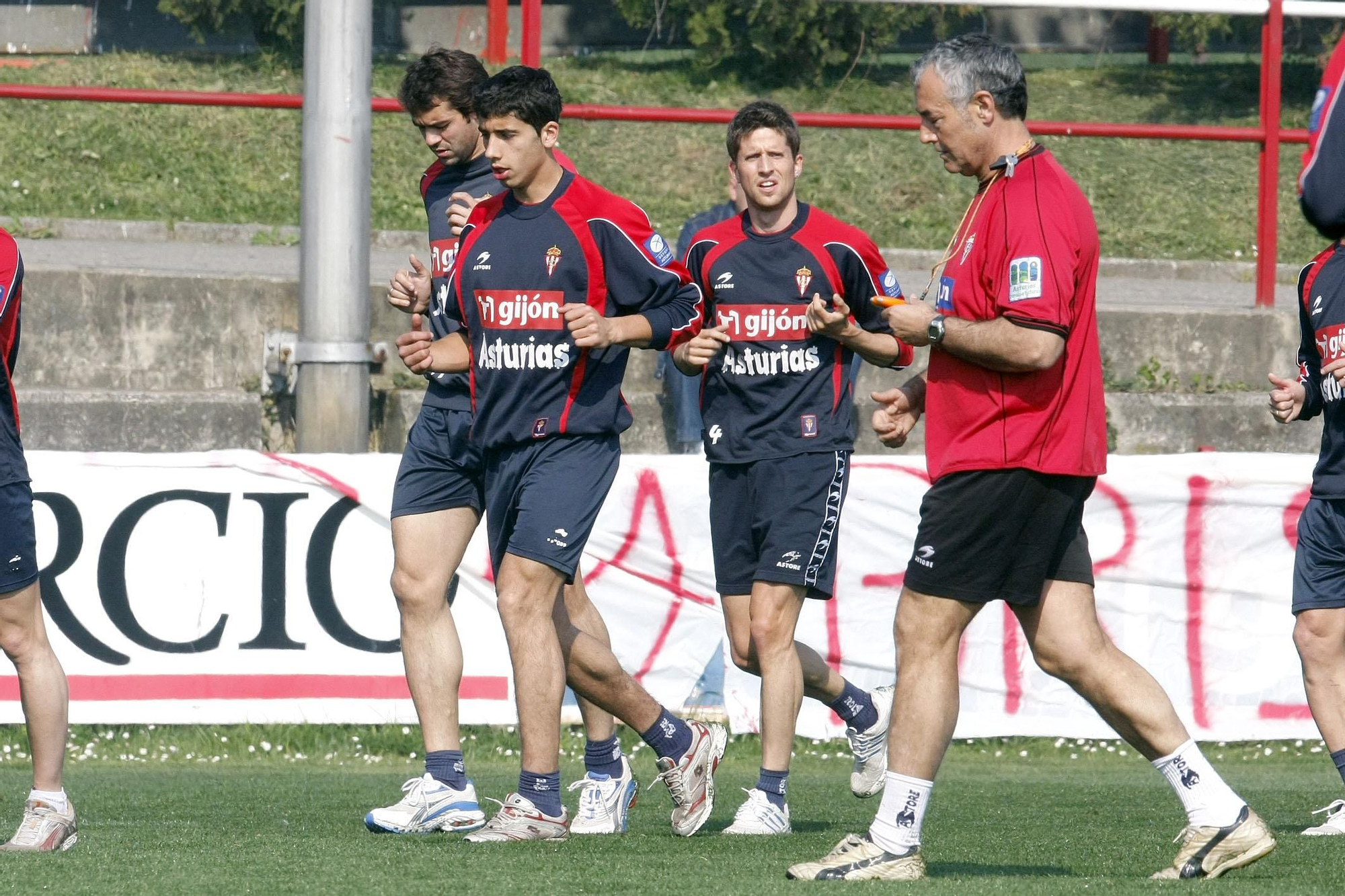 En imágenes: un repaso visual a la trayectoria de José Ángel "Cote" en el Sporting