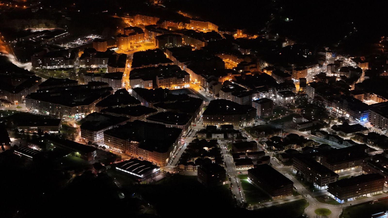 En imágenes, Pola de Siero, a vista nocturna de dron