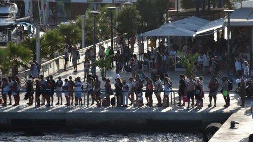 Decenas de pasajeros esperan a embarcar en el puerto de la Savina este verano.