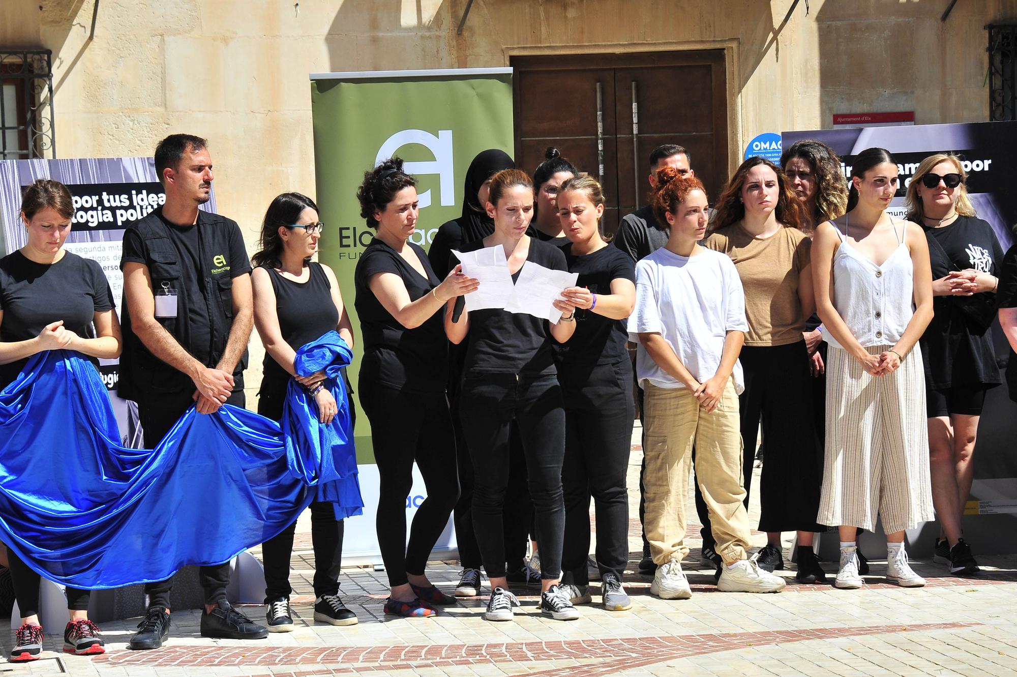 Performance de Elche Acoge por el día del refugiado