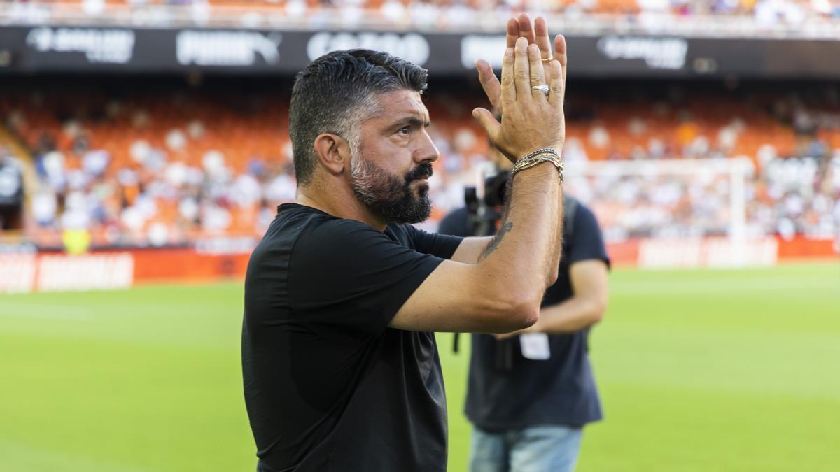 Gattuso aplaude a Mestalla durante el acto de presentación de esta temporada