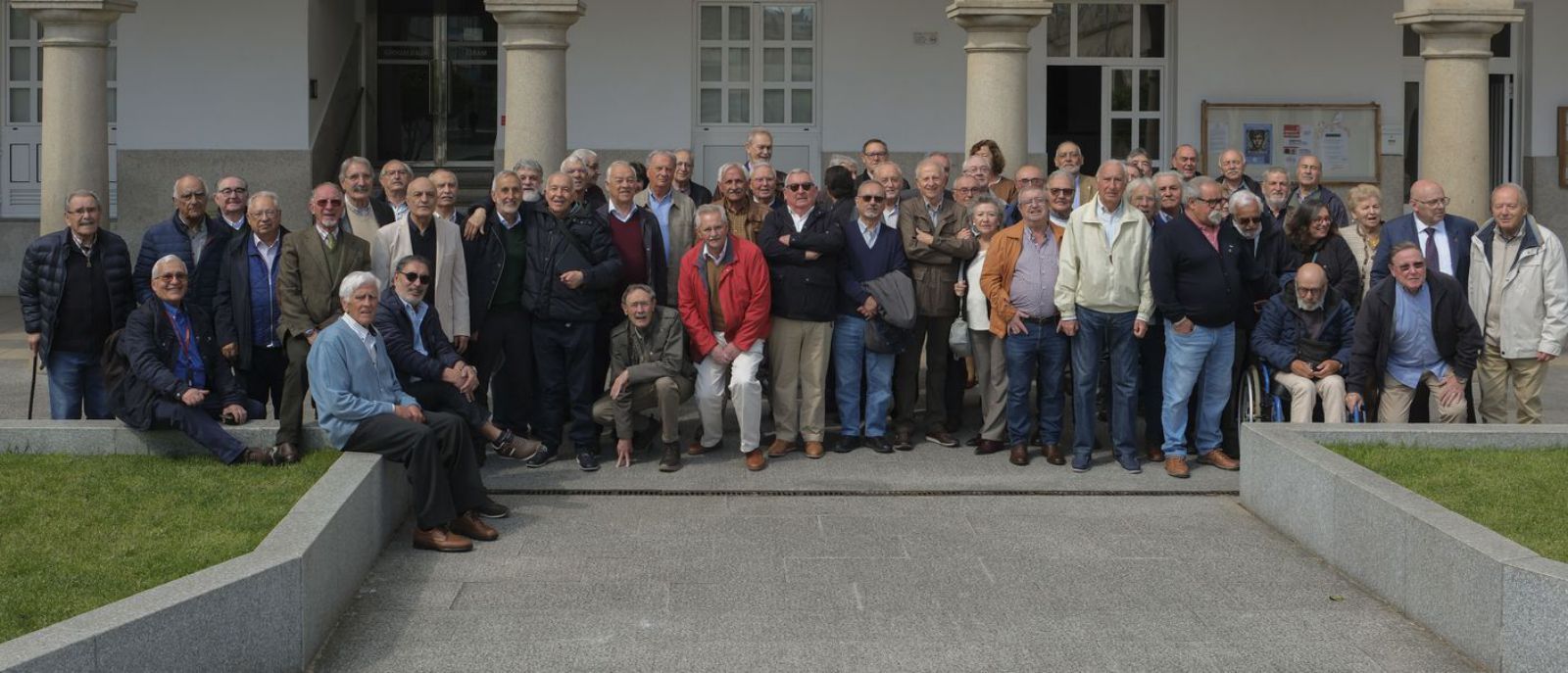 Foto de familia de estos alumnos de Salesianos de los años 60 en el patio de recreo. | Roi Cruz